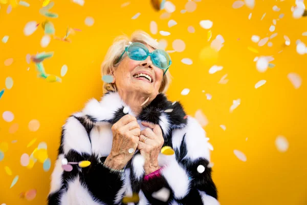 Boldog Nagymama Pózol Színes Háttérrel Szórakozás Ünneplés — Stock Fotó