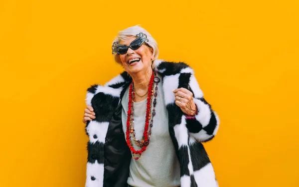 Feliz Abuela Posando Sobre Fondos Color Mujer Divertirse Celebrar — Foto de Stock