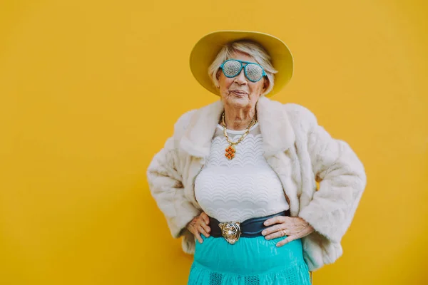 Renkli Arka Planda Poz Veren Mutlu Büyükanne Kadın Eğleniyor Kutluyor — Stok fotoğraf