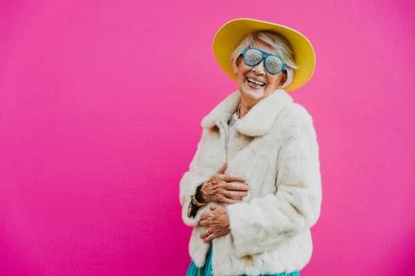 Щаслива Бабуся Позує Кольоровому Фоні Жінка Розважається Святкує — стокове фото