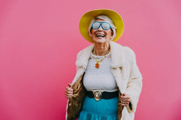 Gelukkig Grootmoeder Poseren Gekleurde Achtergronden Vrouw Hebben Plezier Vieren — Stockfoto