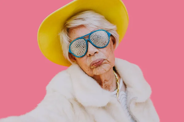 Feliz Abuela Posando Sobre Fondos Color Mujer Divertirse Celebrar — Foto de Stock