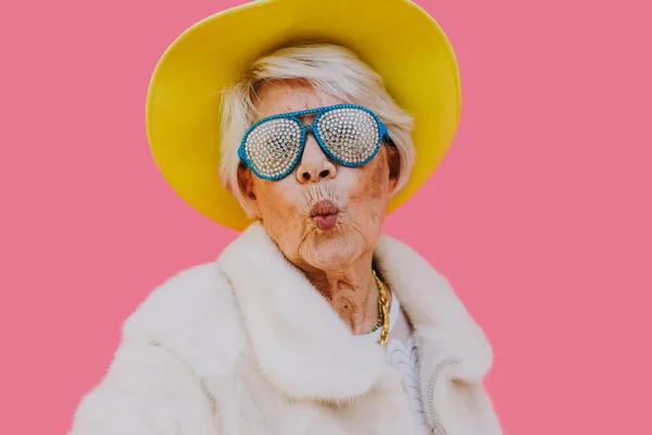 Счастливая Бабушка Позирует Цветном Фоне Женщина Веселится Празднует — стоковое фото