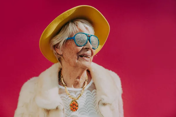 Gelukkig Grootmoeder Poseren Gekleurde Achtergronden Vrouw Hebben Plezier Vieren — Stockfoto