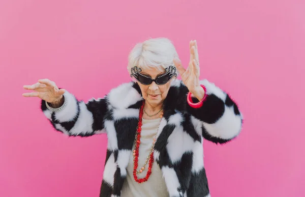 Смешная Бабушка Танцует Цветном Фоне — стоковое фото