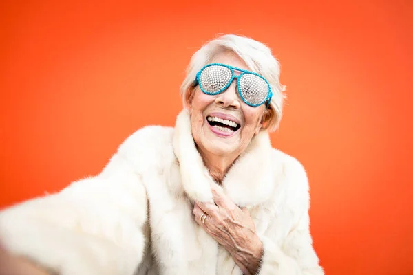 Lustige Großmutter Tanzt Auf Farbigem Hintergrund — Stockfoto