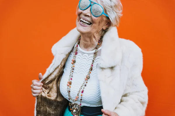 Komik Büyükanne Renkli Arka Planda Dans Ediyor — Stok fotoğraf