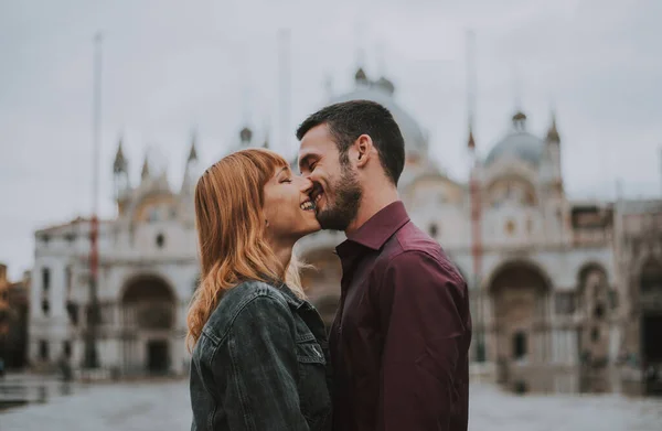 ヴェネツィアの若いカップル 美しいイタリアの街でのライフスタイル旅行の瞬間 ヴェネツィアの概念 — ストック写真