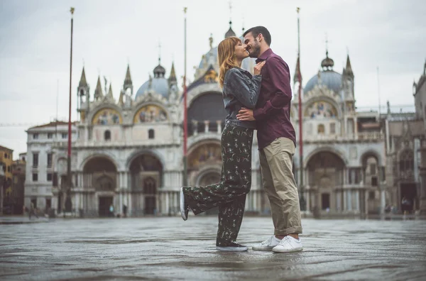 Молодая Пара Венеции Любители Путешествовать Прекрасному Городу Концепции Венеции — стоковое фото