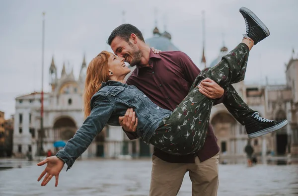 Fiatal Pár Velencében Életmód Utazás Pillanatok Gyönyörű Olasz Városban Veneziáról — Stock Fotó
