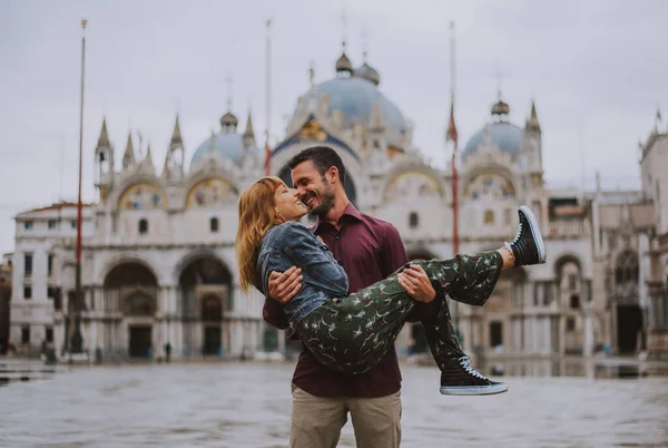 Mladý Pár Benátkách Životní Styl Cestování Okamžiky Krásném Italském Městě — Stock fotografie