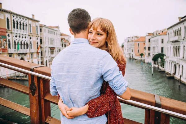 Mladý Pár Benátkách Životní Styl Cestování Okamžiky Krásném Italském Městě — Stock fotografie