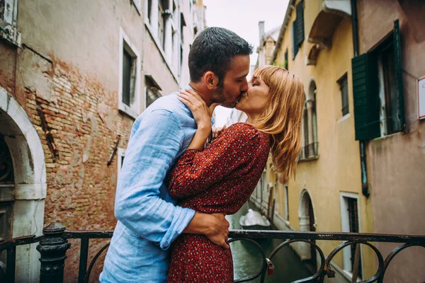 ヴェネツィアの若いカップル 美しいイタリアの街でのライフスタイル旅行の瞬間 ヴェネツィアの概念 — ストック写真