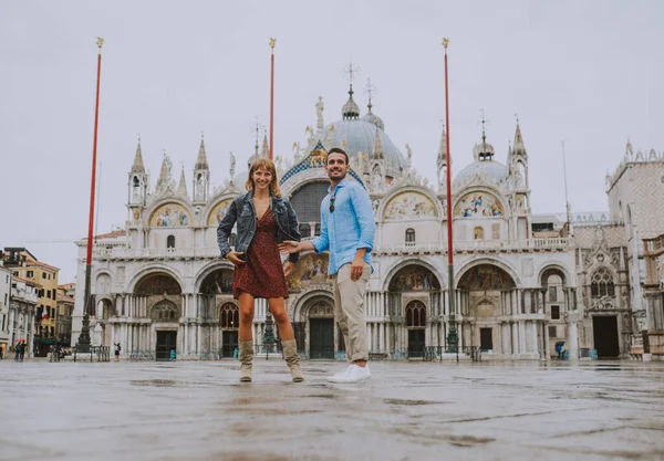 Молода Пара Венеції Стиль Життя Проходить Прекрасному Місті Італійці Поняття — стокове фото