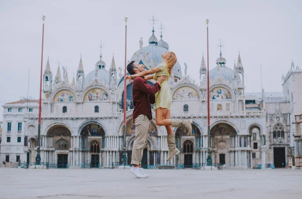 Jovem Casal Veneza Estilo Vida Momentos Viagem Bela Cidade Italiana — Fotografia de Stock