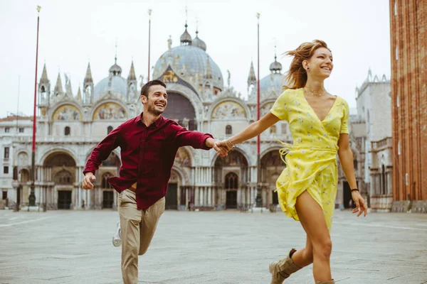 Cuplu Tânăr Veneţia Momente Călătorie Stilul Viață Frumosul Oraș Italian — Fotografie, imagine de stoc