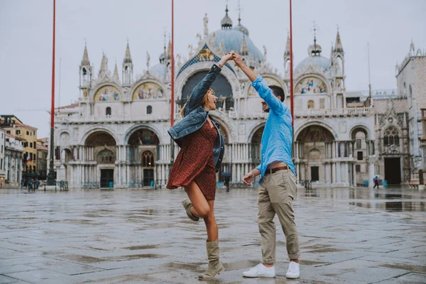Молода Пара Венеції Стиль Життя Проходить Прекрасному Місті Італійці Поняття — стокове фото