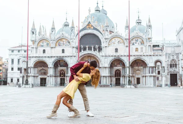 威尼斯的一对年轻夫妇在美丽的意大利城市里 生活方式的旅行时刻 关于仇外心理的概念 — 图库照片