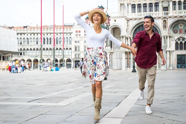 Mladý Pár Benátkách Životní Styl Cestování Okamžiky Krásném Italském Městě — Stock fotografie