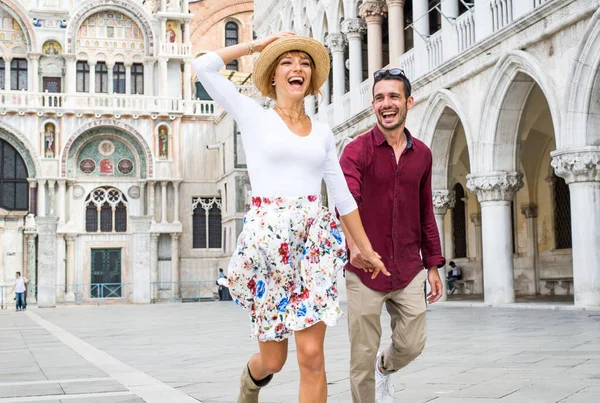 威尼斯的一对年轻夫妇在美丽的意大利城市里 生活方式的旅行时刻 关于仇外心理的概念 — 图库照片