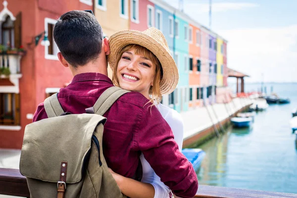 Unga Par Venedig Livsstilsresor Ögonblick Den Vackra Italienska Staden Begrepp — Stockfoto