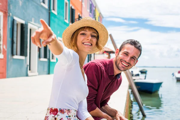 Mladý Pár Benátkách Životní Styl Cestování Okamžiky Krásném Italském Městě — Stock fotografie