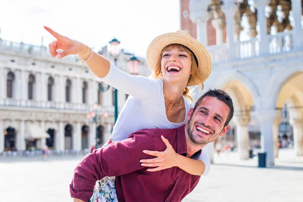 Fiatal Pár Velencében Életmód Utazás Pillanatok Gyönyörű Olasz Városban Fogalom — Stock Fotó