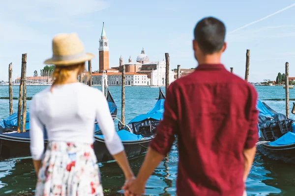 Mladý Pár Benátkách Životní Styl Cestování Okamžiky Krásném Italském Městě — Stock fotografie