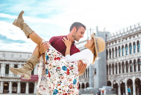 ヴェネツィアの若いカップル 美しいイタリアの街でのライフスタイル旅行の瞬間 ヴェネツィアとブラーノについての概念 — ストック写真