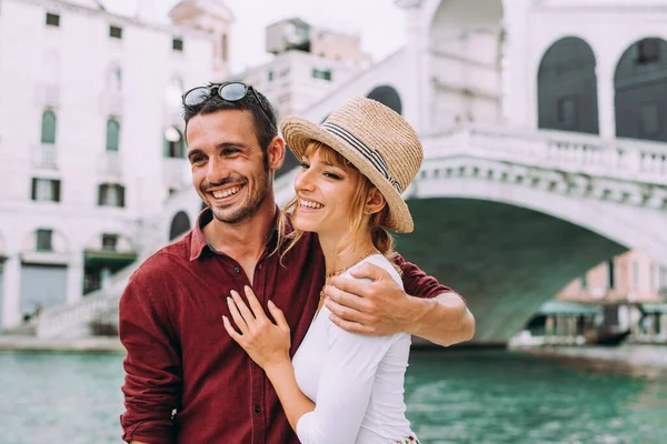 Venedik Genç Bir Çift Güzel Talyan Şehrinde Hayat Tarzı Seyahat — Stok fotoğraf