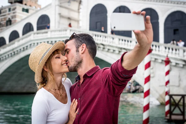 Unga Par Venedig Livsstilsresor Ögonblick Den Vackra Italienska Staden Begrepp — Stockfoto