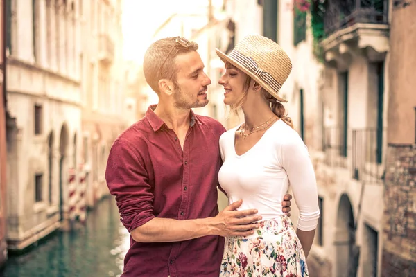 ヴェネツィアの若いカップル 美しいイタリアの街でのライフスタイル旅行の瞬間 ヴェネツィアとブラーノについての概念 — ストック写真