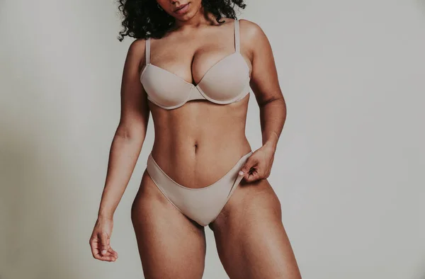 Body Acceptatie Concept Curvy Meisje Poseren Studio Tegen Samenleving Vooroordelen — Stockfoto