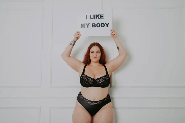 Body Acceptatie Concept Curvy Meisje Poseren Studio Tegen Samenleving Vooroordelen — Stockfoto