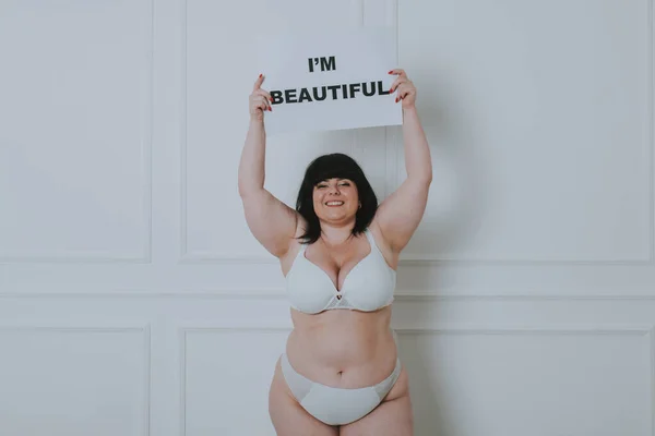Körperakzeptanz Kurviges Mädchen Posiert Studio Gegen Gesellschaftliche Vorurteile — Stockfoto