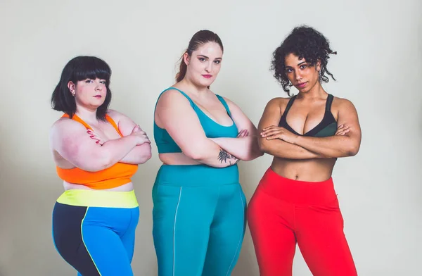 Además Las Mujeres Tamaño Haciendo Deporte Fitness Retratos Estudio Con — Foto de Stock