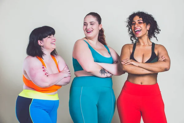 Size Frauen Die Sport Und Fitness Betreiben Studioporträts Mit Multiethnischen — Stockfoto