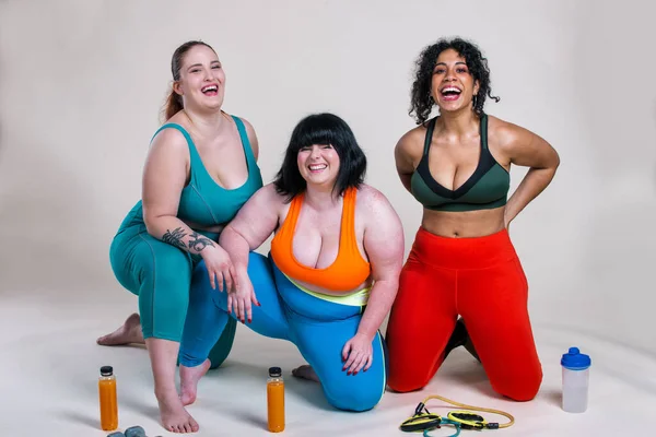 Además Las Mujeres Tamaño Haciendo Deporte Fitness Retratos Estudio Con — Foto de Stock