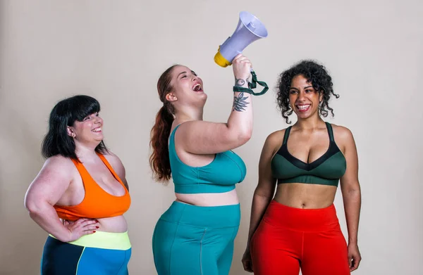 Além Mulheres Tamanho Fazendo Esporte Fitness Retratos Estúdio Com Meninas — Fotografia de Stock