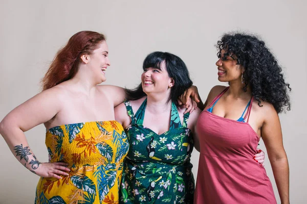 Além Mulheres Tamanho Fazer Festas Curvy Meninas Multiétnicas Vestindo Vestidos — Fotografia de Stock