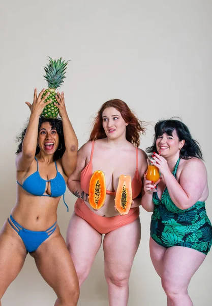 Artı Havuzda Parti Yapan Cüsseli Kadınlar — Stok fotoğraf