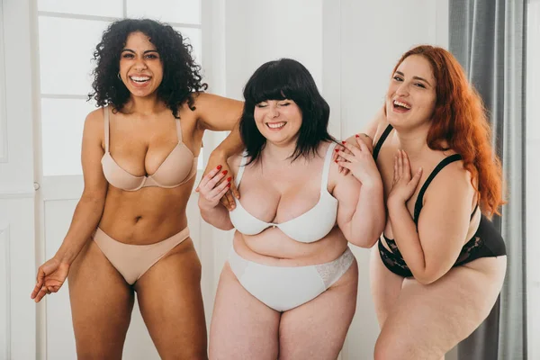 Körperakzeptanz Gruppe Kurviger Mädchen Posiert Studio Gegen Gesellschaftliche Vorurteile — Stockfoto