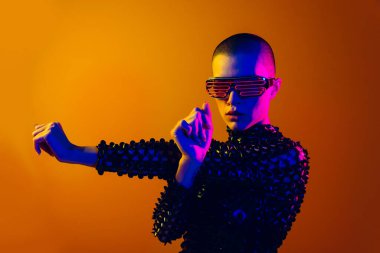 Renkli arka planda güzel bir kadının moda portresi.