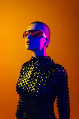 Renkli arka planda güzel bir kadının moda portresi.