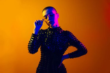 Renkli arka planda güzel bir kadının moda portresi.