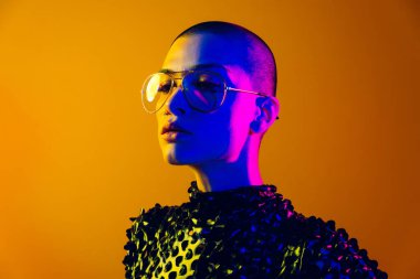 Renkli arka planda güzel bir kadının moda portresi.