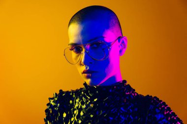 Renkli arka planda güzel bir kadının moda portresi.