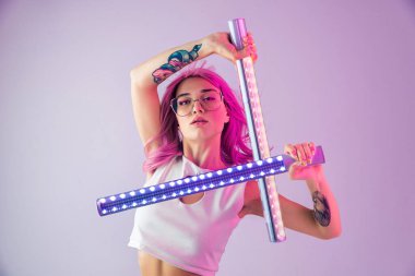 Renkli arka planda güzel bir kadının moda portresi.