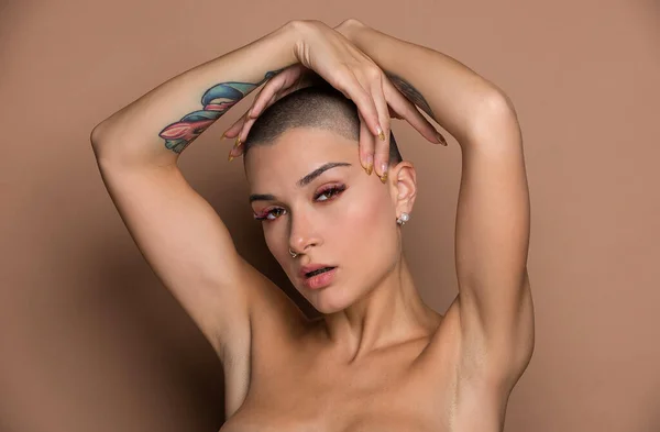 Attraktive Junge Frau Mit Kurzen Haaren Posiert Studio Beauty Shot — Stockfoto