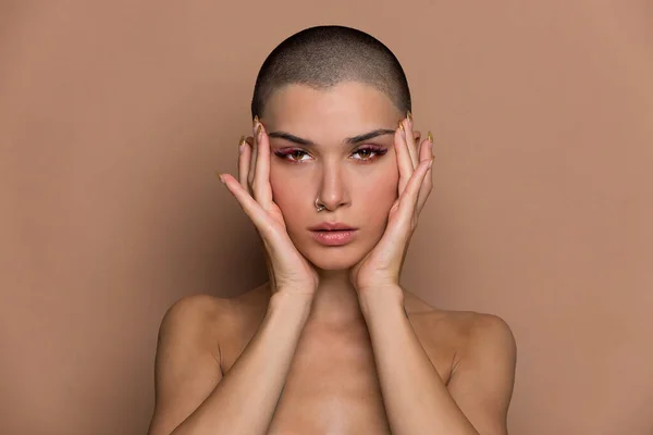 Atractiva Joven Con Pelo Corto Posando Estudio Foto Belleza Chica — Foto de Stock